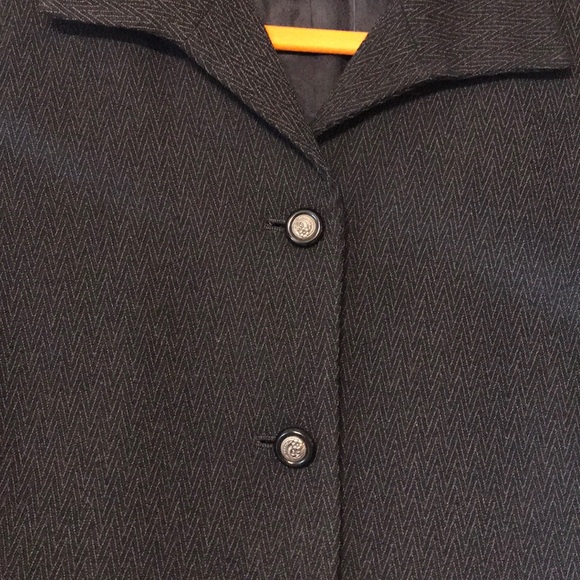 A classic Liz Clayborne blazer - Picture 3 of 7